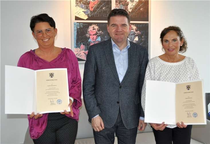 Urkundenübergabe an verdiente städtische Mitarbeiterinnen (von links): Nadine Ramershoven, Bürgermeister Holger und Margit Bierbrauer  Foto: Stadt Meckenheim