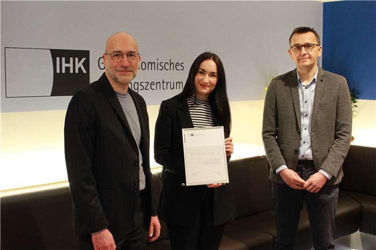 Urkundenübergabe des Herbert-Rütten-Stipendiums 2021: v.li. Olaf Gstettner, Vorstandsvorsitzender GBZ; Nina Topham, Gewinnerin Herbert-Rütten-Stipendium 2021; Thorsten Korn, GBZ. Foto: GBZ