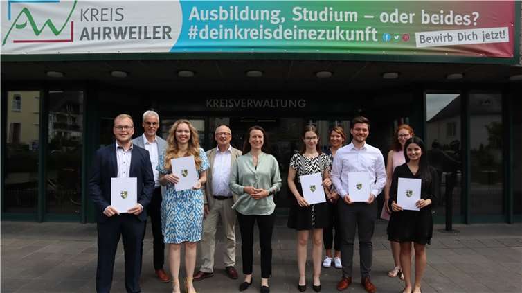 Urkundenübergabe durch Landrätin Cornelia Weigand (5. v. l.). Foto: Macht / Kreisverwaltung Ahrweiler