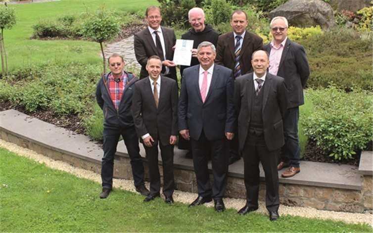 Urkundenübergabe im Garten des Seehotels: (Von links vorne) Gerd Paffhausen, Jens Neumann, Thomas Schäfer und Steffen Melzow sowie (hintere Reihe von links) Jörg Lempertz, Pater Andreas, Johannes Bell und Detlev Leersch. SF