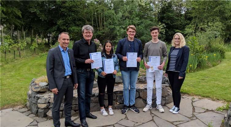 Urkundenübergabe im Peter-Joerres-Gymnasium (v.l.n.r.): Dr. Bernd Greulich, Reiner Meier, Michelle Spillner, Jacob Carnott, Finn Casalter, Ann-Katrin Wohde.WJ Rhein-Ahr