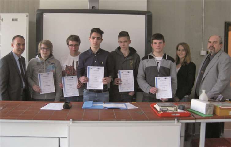 Urkundenübergabe im Rhein-Gymnasium Sinzig (v.li.): Dr. Bernd Greulich, Kai Kausmann, Tobias Neugebauer, Florian Jabaly, Reiko von Wees, Tobias Richter, Ann-Katrin Wohde und Alfred Fries. WJ Rhein-Ahr