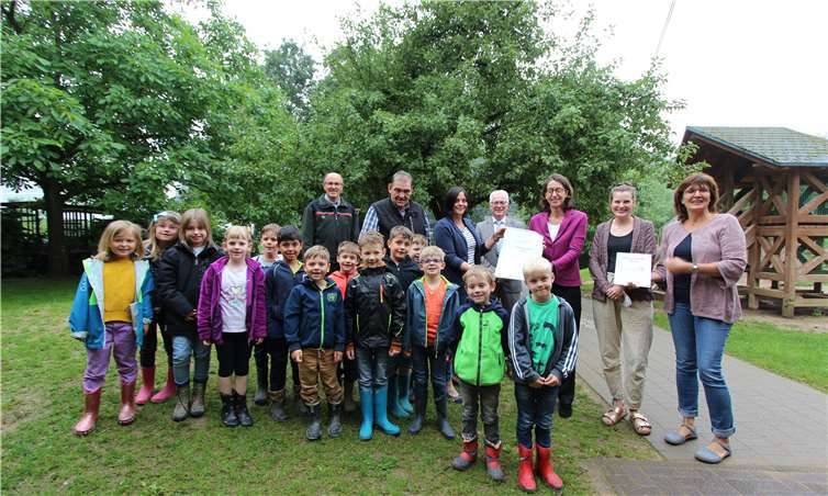 Urkundenübergabe in der Kita „Villa Kunterbunt“ in Steimel. Fotos: Naturpark Rhein-Westerwald