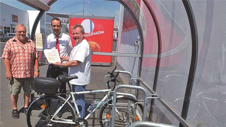 Urkundenübergabe (v.li.): Helmut Arntz, HIT-Marktleiter Michael Koch und Hans Peter Siewert. privat