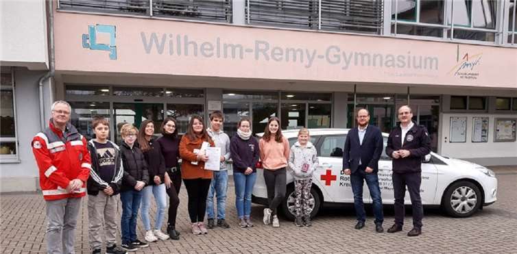 Urkundenübergabe v.l.n.r. Ralf Hoffmann, Matwej Frei, Jonas Schweidweiler, Djoumana Zenati, Julia Herber, Yaren Soylu, Tim Krischok, Jule Graef, Diana Weimer, Aaliyah Fischbeck, Johannes Arnold und Frank Minwegen. Fotos: privat