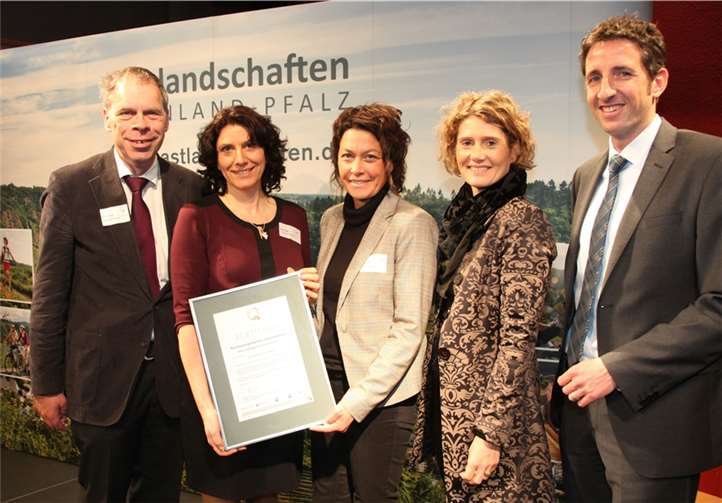 Urkundenüberreichung (v.l.): Bürgermeister Achim Haag, geschäftsführende Vorsitzende Weinort Altenahr e.V. Eva Flügge, Tourismusbeauftragte Mittelahr Touristik, Verbandsgemeinde Altenahr, Ulla Dismon, Wirtschaftsministerin Eveline Lemke, Geschäftsführer Rheinland-Pfalz Tourismus GmbH Stefan Zindler.G. Juraschek