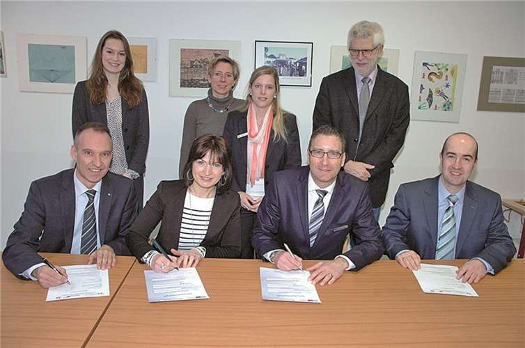 Urkundenunterzeichnung: Sabine Mesletzky, Nadine Wittersheim, Susanne Thelen, Thomas Biehl, Dr. Bernd Greulich, Monika Schüller-Diewald, Herbert Thelen, Tino Hackenbruch. UM