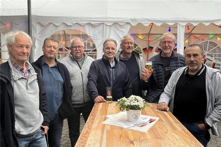 Urlaubsbedingt mit kleiner Abordnung, aber mit viel Freude und Spaß beim Feuerwehrfest. v.l. Otto Schulte, Mike Nawratil, Hans-Willi Jungbluth, Wolfgang Bachem, Heinz Berhausen, Olaf Wulf & Reiner Schulz.