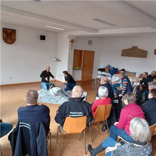 Urmersbacher Feuerwehrkameraden üben lebensrettende Maßnahmen. Quelle: FFw Urmersbach