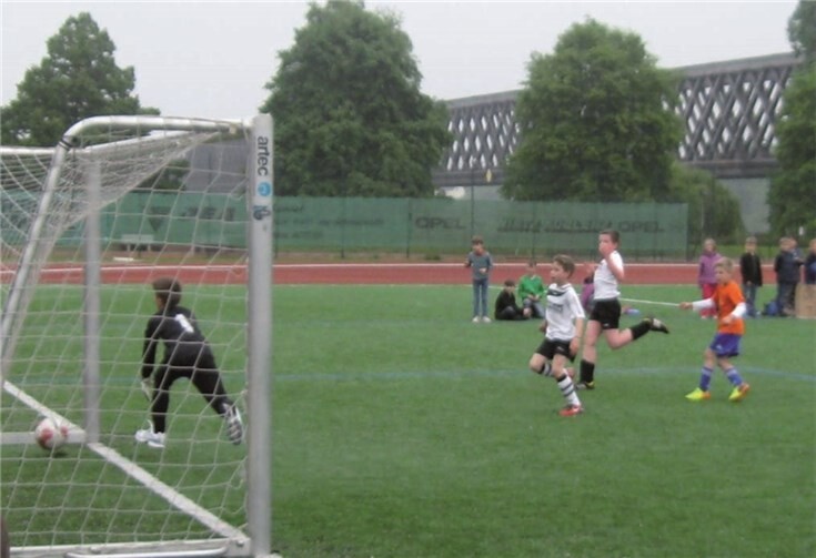 Urmitz erzielt das 1:0 gegen die Lindenbaumschule.privat