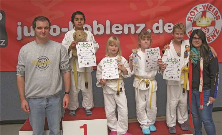 Urmitzer Judo Mädchen und Jungs U10: v.l.: Trainer Thomas Höfer, Malwin Scharnbach, Johanna Wesemann, Danielle Bernath, Levent Boos und Trainerin Janina Mittmann.  Privat