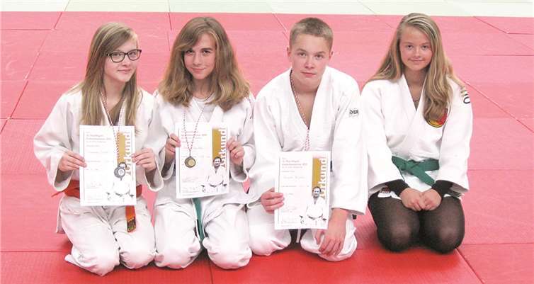Urmitzer Judokas U16 (v.li.): Francesca Bräse, 2. Platz; Annika Chandoni, 1. Platz; Alexander Dergunov, 3. Platz und Celine Leufgen. privat