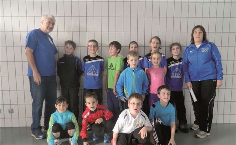 Urmitzer Leichtathletikkids mit dem Trainerteam: (h.v.l.) Edward Nocker, Trainer, Finn Kosubke, Jonas Huber, Fynn Waller, Sarah Milde, Elena Günthner, Joas Andres, Heike Kohlhaas, Trainerin (h.v.l.); Philipp Bauer, Jule Kosubke (M.v.l.); Anouk Rünz, Jonah Rech, Mathias Kohlhaas, Fabian Milde (v.v.l.).privat