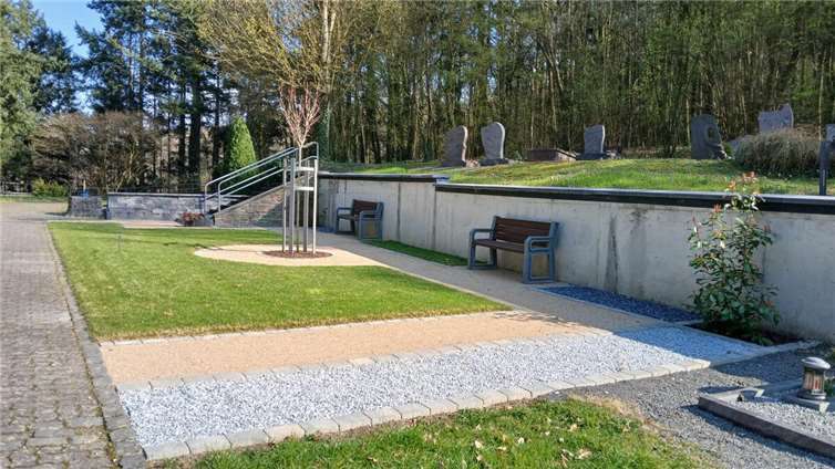 Urnenbestattung am Baum.