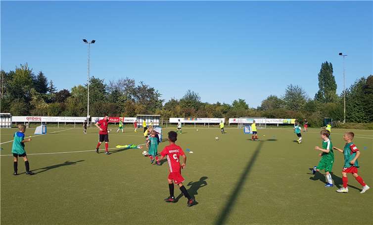 Ursprünglich für den vergangenen März geplant, aber wegen der Corona-Pandemie abgesagt, besuchte das DFB-Mobil nun noch vor den Herbstferien endlich den SV Wormersdorf.Foto: privat