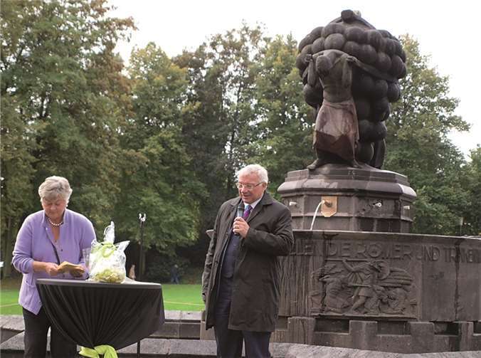 Ursula Bäumges , 1.Vorsitzende des Förderverein Rheinanlagen und Oberbürgermeister Joachim Hofmann-Göttig übernahmen die Enthüllung des alten Weinbrunnens..US