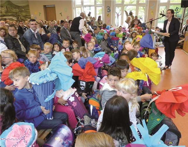Ursula Bell begrüßte die i-Dötzchen, hatte jeden neuen Schüler persönlich begrüßt, die älteren Schüler spielten für die neuen Kollegen. WM