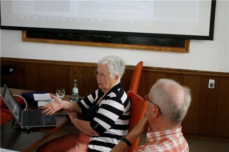 Ursula Buchholz stellte das Familienbuch vor, das sie zusammen mit Klaus Layendecker geschrieben hat.  Foto: Klaus Layendecker