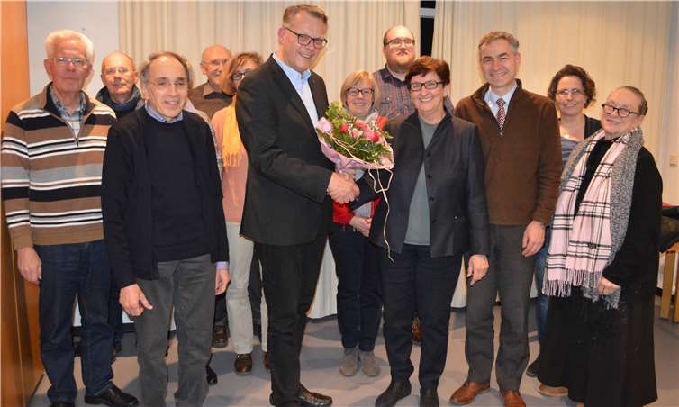 Ursula Gemein wurde von Pastor Frank Klupsch als Vorsitzende des Pfarreienrats verabschiedet. Dr. Oliver Diehl (3. v. r.) wurde zum neuen Pfarreienratsvorsitzenden gewählt. Foto: AB