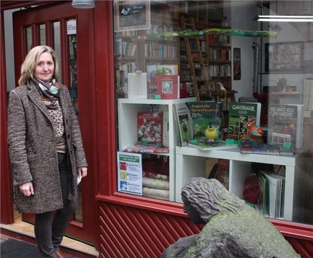 Ursula Germann freut sich, endlich wieder Buchliebhaber im Kleinen Antiquariat und auch im Büchermarkt zu empfangen. Foto: Corinna Mühlbauer