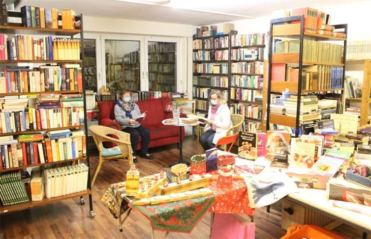 Ursula Germann (rechts) freut sich, ihre Kunden und Besucher in der Weihnachtszeit mit besonderen Präsenten und Weihnachtsliteratur zu überraschen. Jeder ist zum Stöbern eingeladen. Foto: Mühlbauer