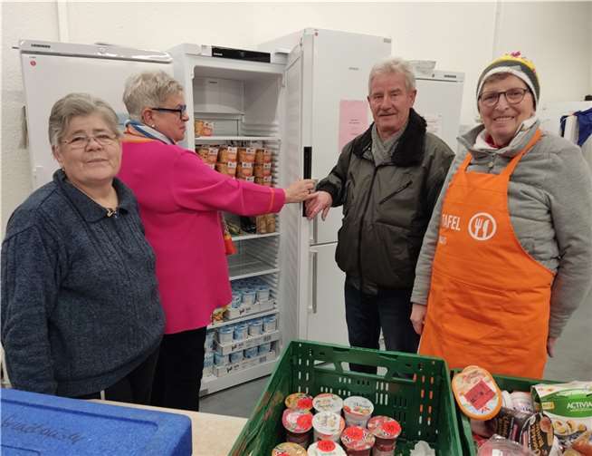 Ursula Jilg, Brigitte Brötz, und Josefine Heyer (v.l.) freuen sich über den neuen Kühlschrank, den Wilfried Remy, Vorstandmitglied der Günter Schwebsch-Stiftung übergab. Quelle: Günter Schwebsch-Stiftung