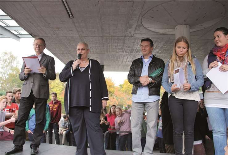 Ursula Läufer (2.v.l.), Organisatorin und Lehrerin, bei der Danksagung an die Schüler des Are-Gymnasiums. privat