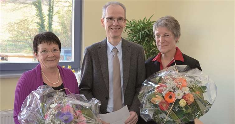 Ursula Nalbach (l.) und Dorrit Höher (r.) erhielten von Schulleiter Christian Etzkorn jeweils einen Blumenstrauß privat