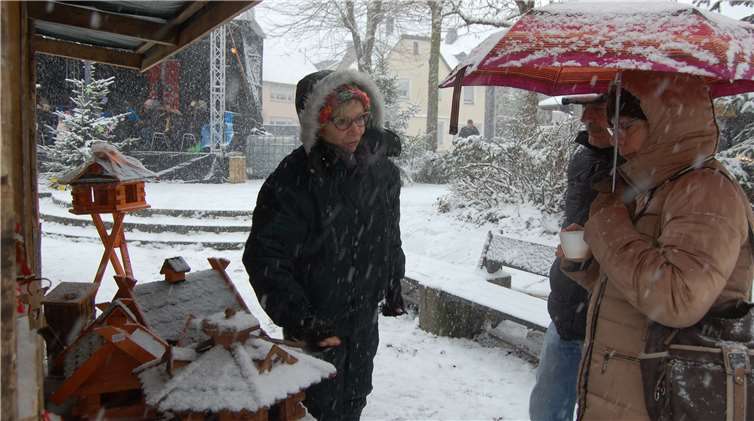 Ursula Notzon aus Mertloch hatte Weihnachtskrippen im Angebot. Der Schnee diente indirekt als Verzierung.