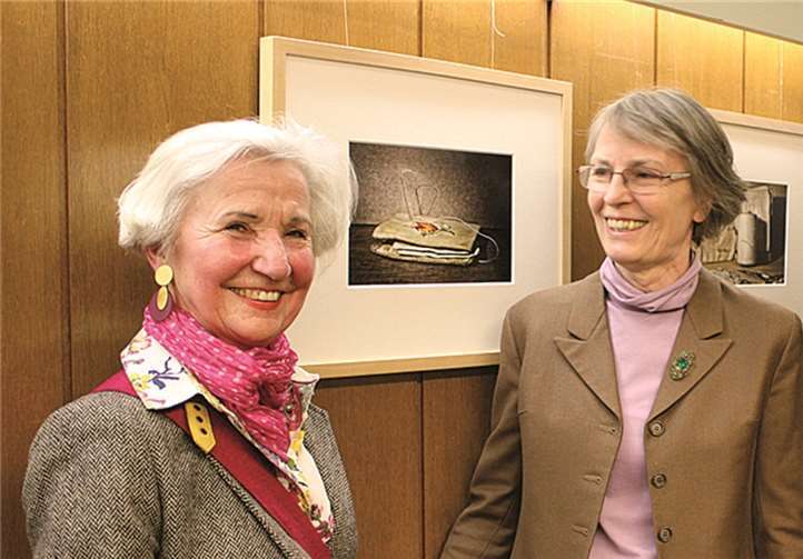 Ursula Perkams (Stv. Bürgermeisterin) freut sich mit der Künstlerin Ellen Dornhaus (Mitte) und Rainer Jonas über die gelungene Ausstellung. GW