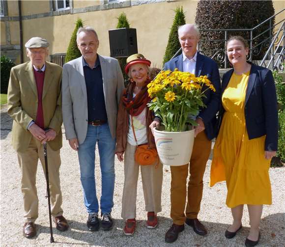 Ursula Perkams, die langjährige Vorsitzende der Aktionsgemeinschaft (Mitte) wurde beim Heimatfest für ihre Verdienste mit einem großen Blumentopf geehrt. Es gratulierten (von links) Wessel Freiherr von Loë, Bürgermeister Jörg Schmidt, Georg Freiherr von Loë und die neue Aktionsgemeinschaft-Vorsitzende Birte Tschentke. Foto: JOST