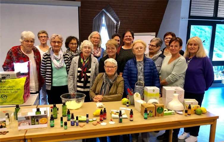 Ursula Porten-Bergmann gab nützliche Tipps zur Herstellung von Aromaölen.Foto: Rheumaliga/Fibro-Gruppe