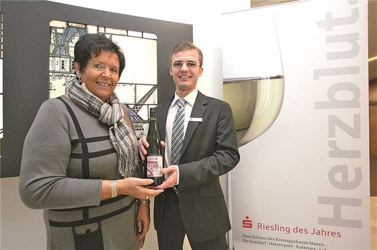 Ursula Röser aus Kehrig war eine der Siegerinnen des gemeinsamen Gewinnspiels von „BLICK aktuell“ und der Kreissparkasse Mayen. Von „ihrem“ Kundenberater Jan Gläser bekam Frau Röser kürzlich den wirklich erstklassigen Sparkassen-Riesling 2014 überreicht. -WE-