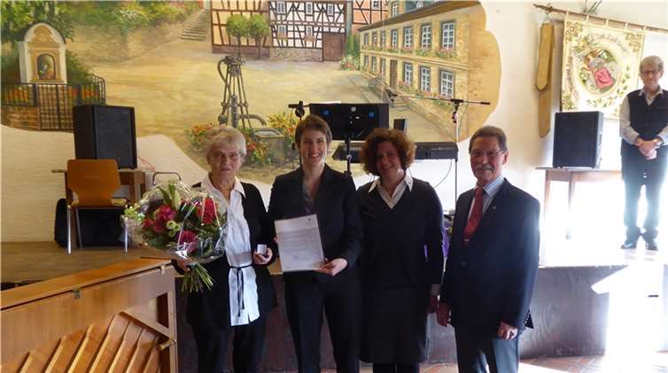 Ursula Schäfer wurde für ihr 50-jähriges Chorengagement geehrt.