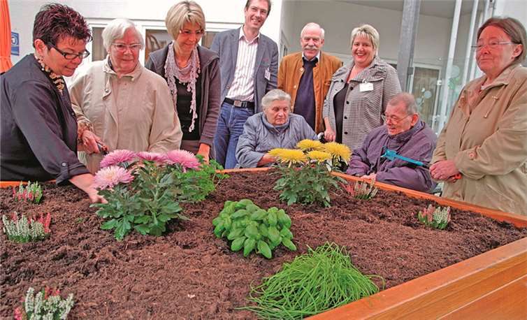 Ursula Schlöffel, Hans-Peter Mayer, Dieter Ulrich Schmidt und Cornelia Kaltenborn (hi. v.l.) überzeugten sich von der Sinnhaftigkeit der vom Förderverein gespendeten Neuanschaffung. Stefanie Müller (li.) arbeitet bereits mit Bewohnern am Hochbeet. Ab dem Frühjahr wird das Beet dicht bepflanzt sein. Privat