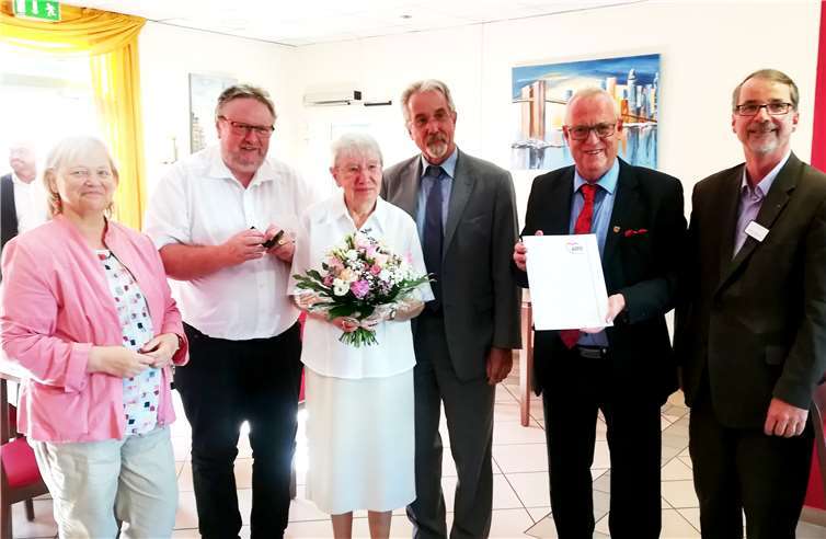 Ursula Schoenlen wurde für ihre langjährige Arbeit als Vorsitzende geehrt. privat