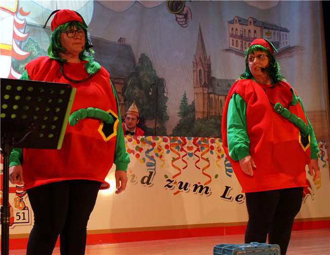 Ursula Still und Karin Escher warenalles andere als „Fall-Obst“: Als knackige Äpfel nahmensie die Besonderheiten der örtlichen Landwirte auf´s Korn.