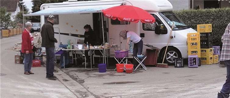 Ursula Winzen, Vertreterin der Frauen der Kleiderstube des DRK-Unkel, im Gespräch mit freiwilligen Helfern in Deggendorf. privat