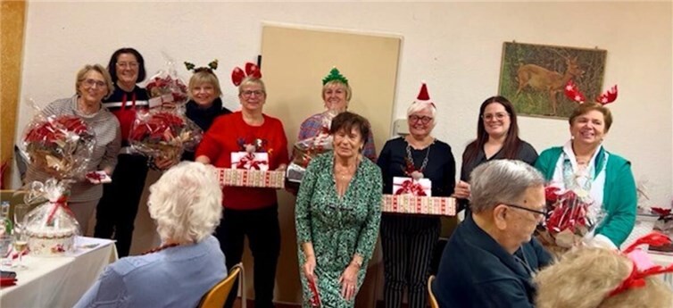 Ursula mit ihren Helferinnen. Fotos: privat