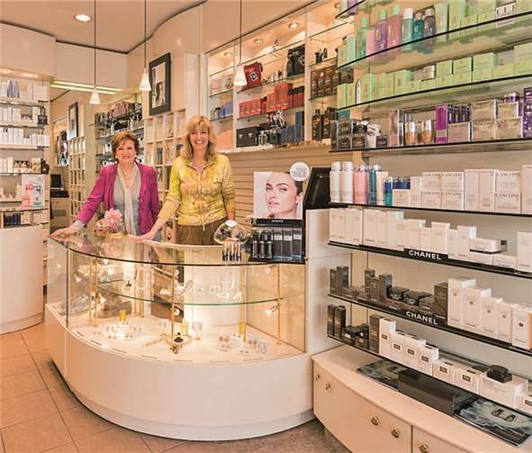 Ursula und Brigitta Göbbel stehen ihren Kunden gerne rund um das Thema Hautpflege und Make-up zur Seite.privat