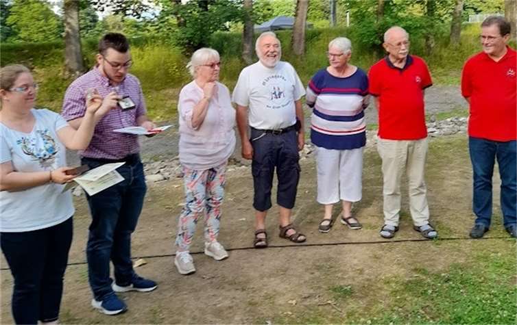 Ursula und Robert Raab sowie Hannelore und Hans Willi Schaback wurden für 55-järige Mitgliedschaft geehrt. Foto: privat