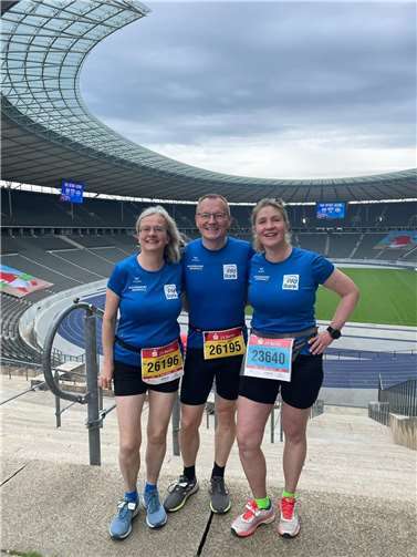 Ursula und Rüdiger Jahr mit Sylvia Franzen im Olympiastadion in Berlin.  Foto: Daniel Jahr
