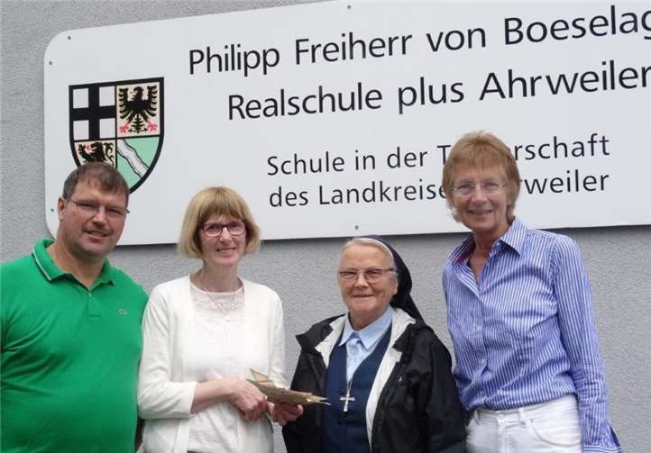 Ursulinenschwester Erika Stanulla, die einige Tage zu Gast bei Brigitte Karpstein war, nahm die Spende des Hausmeisterehepaares entgegen. privat