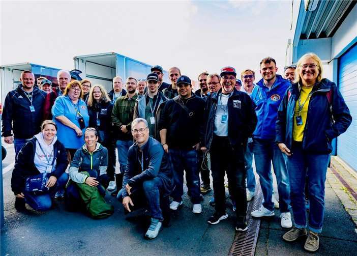 Ein Rennwochenende voller Motorsportmagie Uschi Müller und Leon Dreiser vom AC Mayen gemeinsam mit einer großen Delegation des MSC Nürnberg, dem traditionsreichen Ausrichter des Norisring-Rennens. Foto: AC Mayen