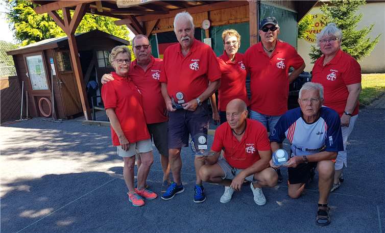 Uschi Reitz, Dieter Kern, Achim Meiner, Gaby Westenbrugge, Herbert Scholz, Roswitha Kern, Achim Kühn und Manfred Welter bei der Eröffnung der neuen Boule-Saison.Foto: privat