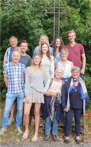 Uschi und Josef Darscheid, die diese Reise seit Jahren organisieren, betonen, wie in Taizé der Übergang vom kindlichen zum erwachsenen Glauben einzigartig gefördert wird. Foto: Pfarreiengemeinschaft Kaisersesch