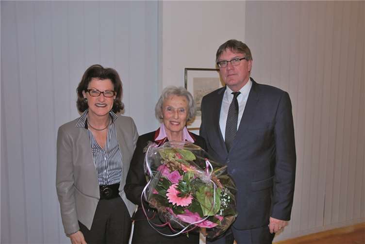 Uta Gräfin Strachwitz (Mitte) mit Regierungspräsidentin Gisela Walsken und Landrat Sebastian Schuster.Volksbund Deutsche Kriegsgräberfürsorge e.V.