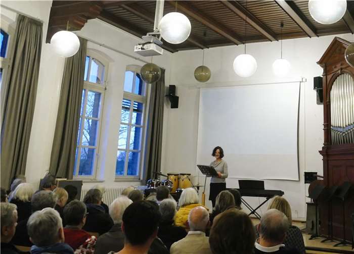 Ute Bales las aus ihrem neuesten Buch „Kornsand“.  Foto: privat