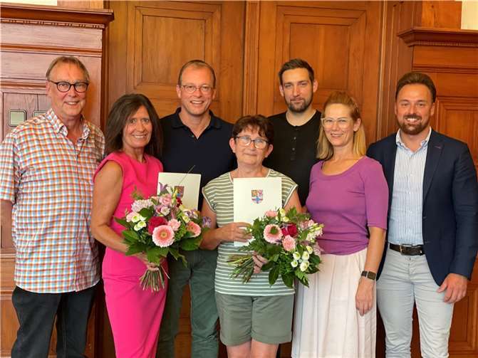 Ute Dernbach (2.v.l.) und Ilse Koch (Mitte) wurden jetzt durch den Bürgermeister Jörg Lempertz (3.v.l.) sowie in Anwesenheit des Personalratsvorsitzenden Florian Rieser (3.v.r), der Gleichstellungsbeauftragten Caroline Hamann (2.v.r.), dem Büroleiter Fabian Schneider (rechts) und dem Fachbereichsleiter für Ordnung/Soziales Otmar Schüller (links) für 40 bzw. 25 Dienstjahre bei der Verbandsgemeindeverwaltung Mendig geehrt.  Foto: Verbandsgemeinde Mendig