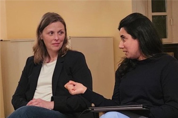 Ute Ernst (Landtagskandidatin B90/Die Grünen) und MdB Misbah Khan im Gespräch